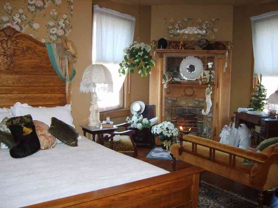 The Queen Bed & Breakfast Room Interior