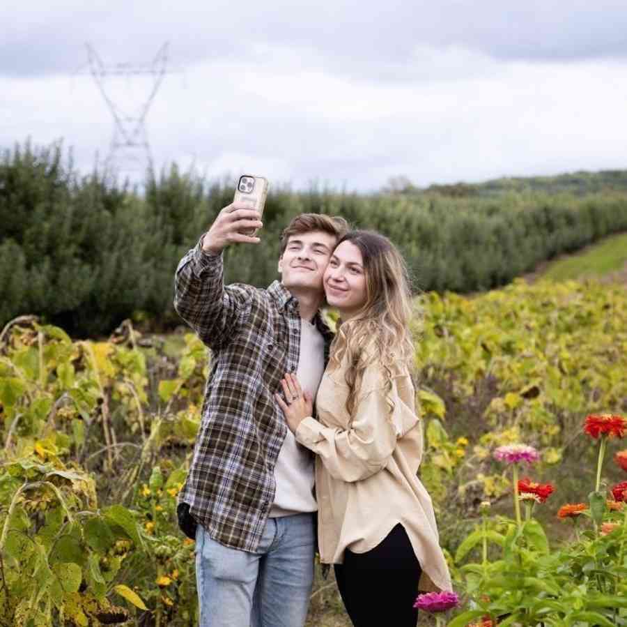 Way fruit farm couple in flower field